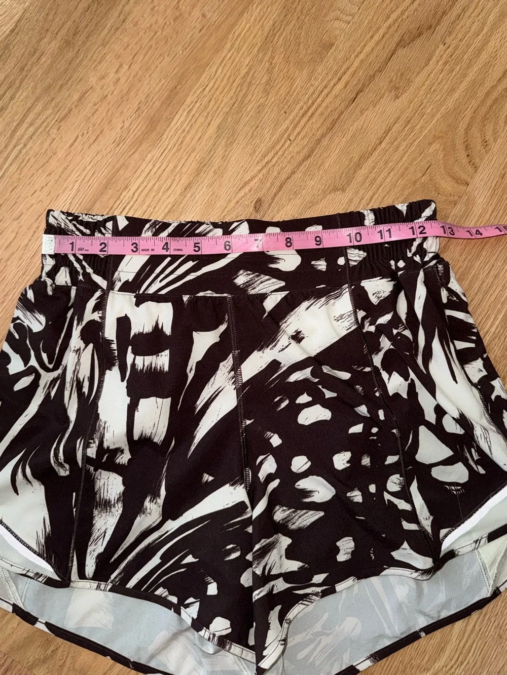 LIKE NEW 4” Lululemon Hotty Hot High Rise Lined Short Espresso Bone Size 6